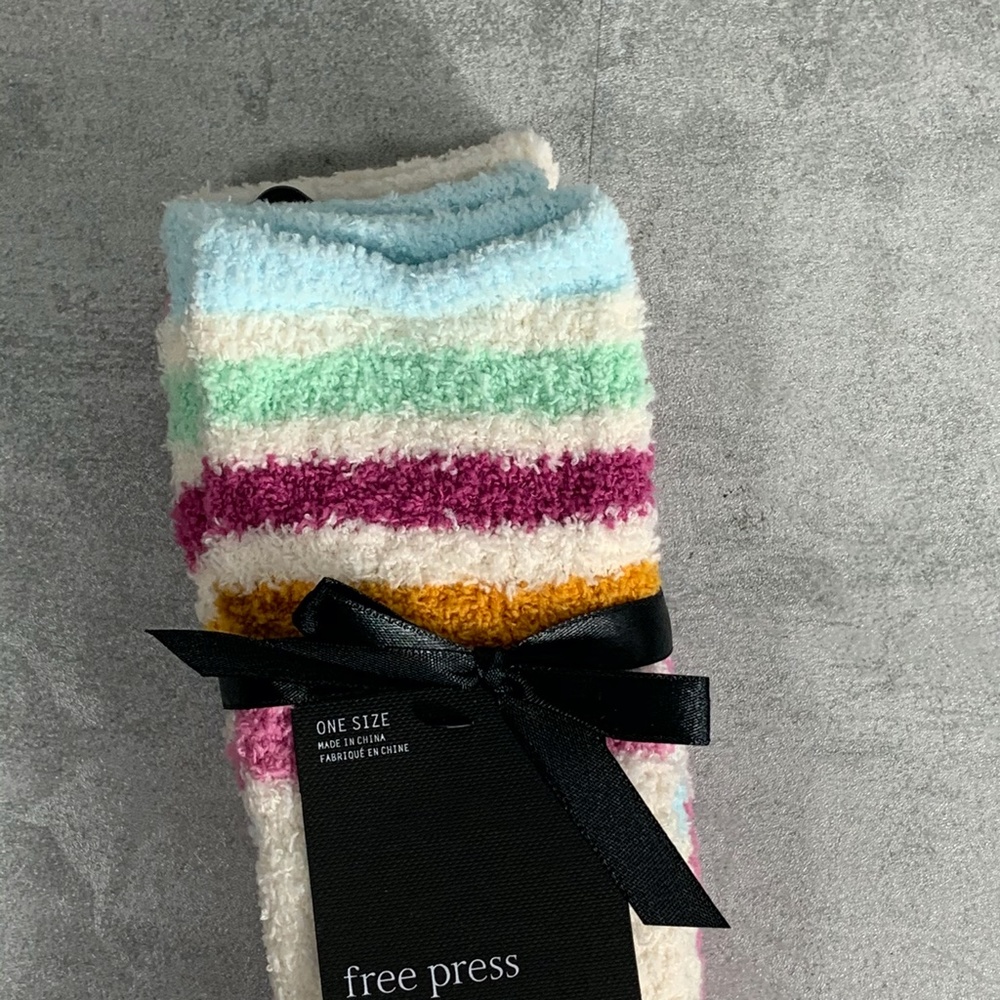 3/$20 Free Press 2 Pair Fuzzy Socks SZ 6-10.5 - Picture 4 of 7